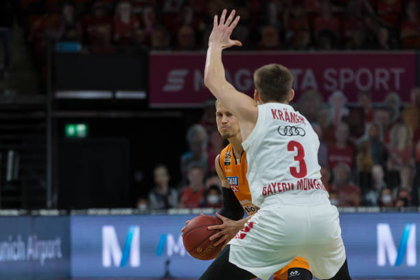 他不局限于 他不局限于